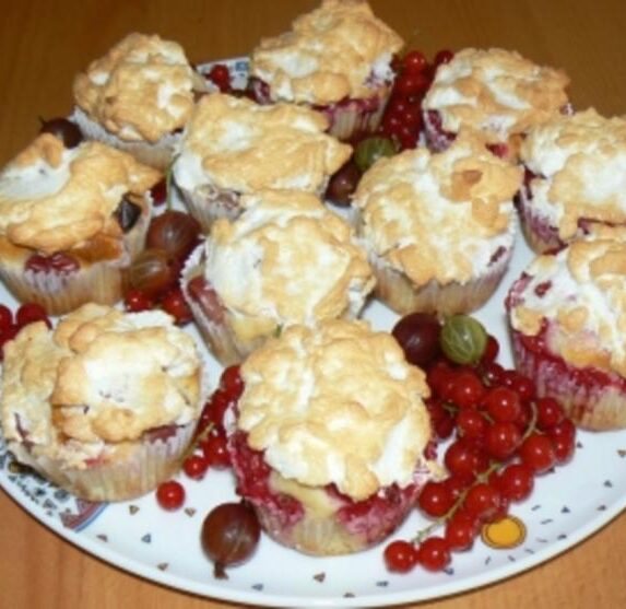 Beerenmuffins mit Baiserhäubchen a la Kräuterhexe