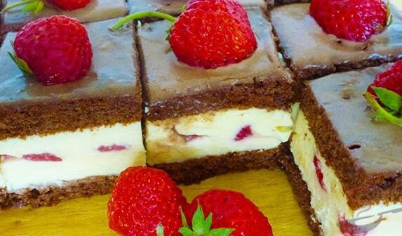 KÖSTLICHER SCHOKOKUCHEN MIT CREME UND ERDBEEREN