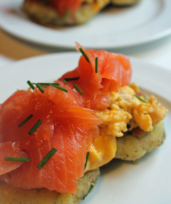 Scones aus Kartoffeln mit Rührei und Räucherlachs