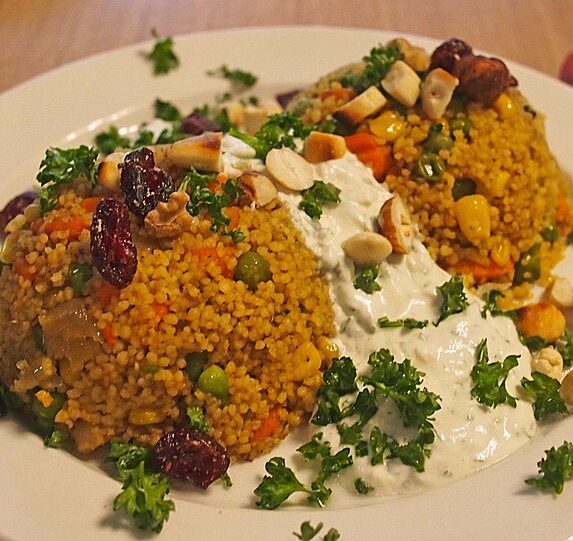 GEMÜSE-COUSCOUS MIT NÜSSEN UND JOGHURTSAUCE