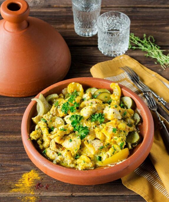 TAJINE MIT MARINIERTEM FISCH UND GEMÜSE