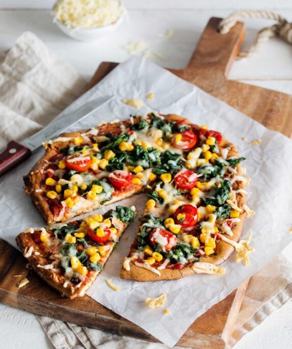 LOW CARB PIZZA MIT KÄSEBODEN